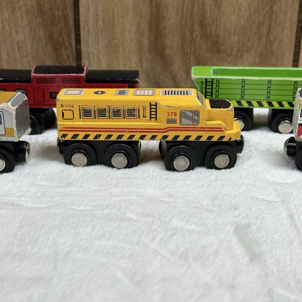 Maison Joseph Battat Yellow Wooden Engine Magnetic Thomas Train Car #379 - Picture 3 of 12